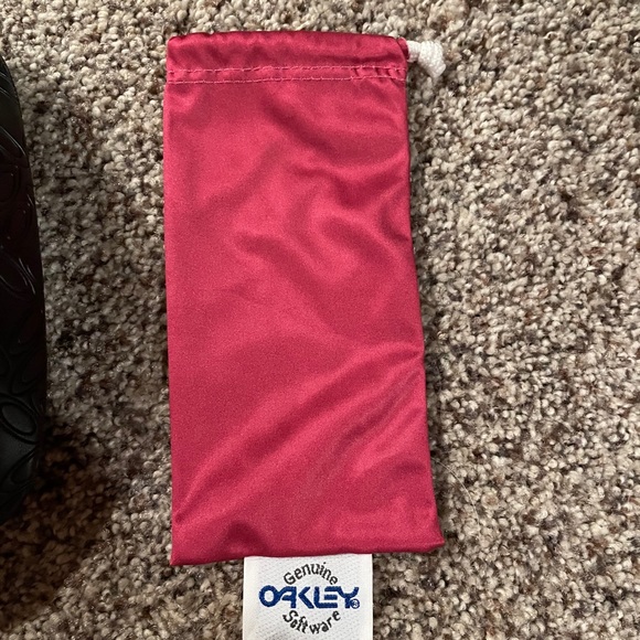Black OAKLEY Sunglasses hard case with pink sleeve - Picture 2 of 3